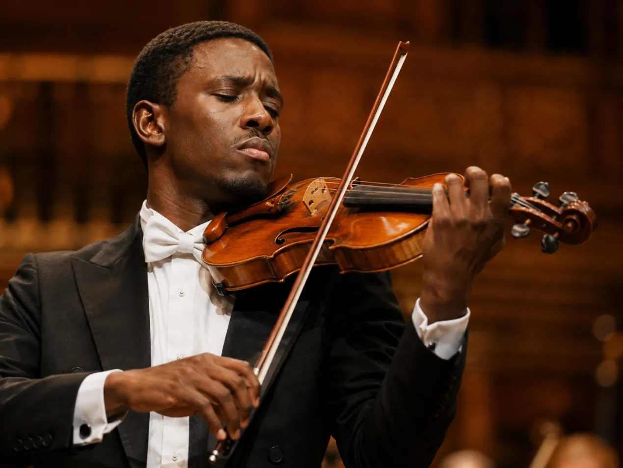 A violinist in white tie performs